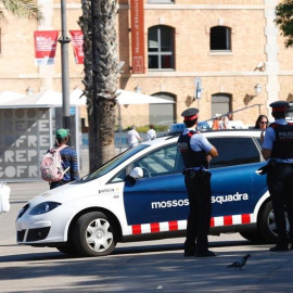 Miembros del dispositivo de los Mossos d'Esquadra. EFE/Alejandro Garcia