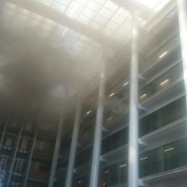 El interior de la Ciudad de la Justicia, lleno de humo. BOMBEROS VALÈNCIA