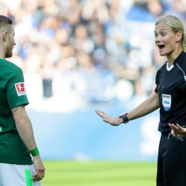 La árbitro Bibiana Steinhaus durante un momento del partido entre el Hertha de Berlín y el Werder Bremen. | EFE