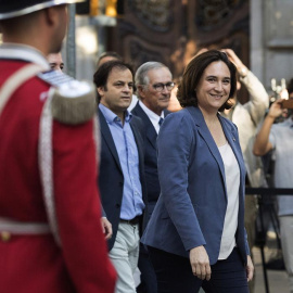 La alcaldesa de Barcelona, Ada Colau, tras la ofrenda floral al monumento a Rafael Casanova con motivo de la Diada. EFE/Marta Pérez