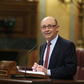 El ministro de hacienda, Cristóbal Montoro, en la tribuna del Congreso, en el debate de los Presupuestos de 2017. E.P.