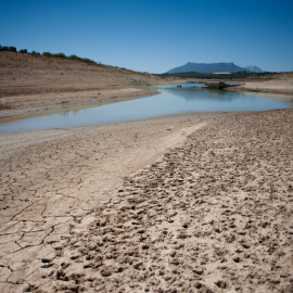 Los efectos de la sequía en la reserva de Guadalteba, en Málaga. AFP