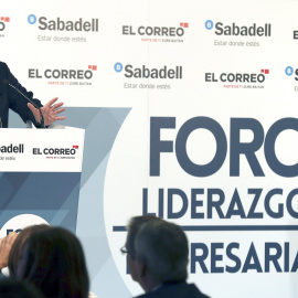 El consejero delegado del Banco Sabadell, Jaime Guardiola, durante su conferencia sobre el futuro del sector financiero, organizada por el Foro Liderazgo Empresarial, en Bilbao. EFE/ Luis Tejido