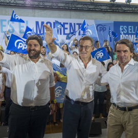 El candidato del PP a la presidencia del Gobierno, Alberto Núñez Feijóo, junto al expresidente del Gobierno José María Aznar y el presidente en funciones de la Región de Murcia, Fernando López Miras.