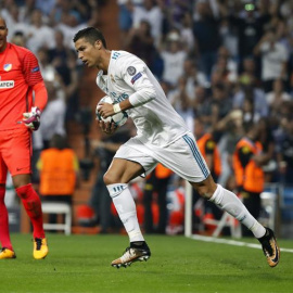 El delantero portugués del Real Madrid, Cristiano Ronaldo celebra el gol que ha marcado ante el Apoel. /EFE