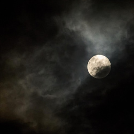 Imagen de la Luna vista desde la ciudad de Sao Paulo, a 21 de abril de 2021. - Igor Do Vale / ZUMA Wire / DPA
