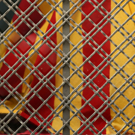 La senyera, vista a través de la reja de un escaparate de una tienda de Barcelona. REUTERS/Albert Gea