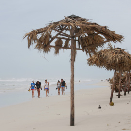 Turistas paseando por la playa tras el paso del huracán Irma por Varadero /REUTERS (Alexandre Meneghini)