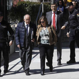 El exgobernador del Banco de España Miguel Ángel Fernández Ordóñez a la salida de la la Audiencia Nacional tras declarar  como investigado ante el juez que investiga la salida a bolsa de Bankia. EFE/Emilio Naranjo