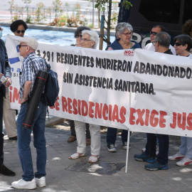 El exconsejero de Políticas Sociales Alberto Reyero (i) conversa con un hombre que participa en una concentración para pedir justicia por los residentes fallecidos durante el Covid, medios a su llegada a testificar en los Juzgados de Plaza de Castilla, 