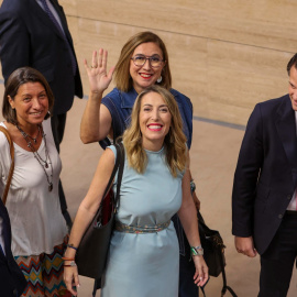 María Guardiola llega a la Cámara extremeña.