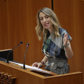 La candidata a la Presidencia de la Junta de Extremadura, María Guardiola, interviene durante su debate de su investidura, en la Asamblea de Extremadura, a 14 de julio de 2023, en Mérida, Extremadura (España).