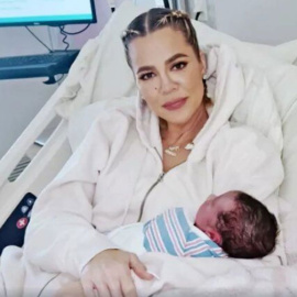 Khloé Kardashian simulando haber dado a luz al bebé que tuvo por vientre de alquiler.