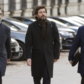 Oleguer Pujol, en el centro, con sus abogados. / EFE