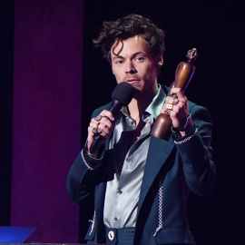 El cantante inglés Harry Styles gana el premio a la mejor actuación de Pop/R&B en los Brit Awards de 2023 en el O2 Arena