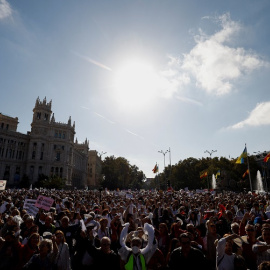 La manifestación multitudinaria contra el plan de Ayuso para las Urgencias extrahospitalarias en Madrid, a su paso por Cibeles.- Susana Vera / REUTERS