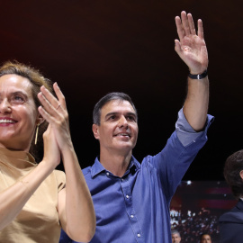 El líder del PSOE, Pedro Sánchez, i la cap de llista del PSC per Barcelona, Meritxell Batet, amb el líder dels socialistes catalans, Salvador Illa.