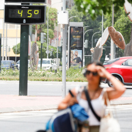 17/07/2023 Un termómetro en Murcia mara 45 grados