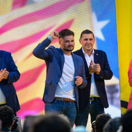 El cap de llista d'ERC el 23-J, Gabriel Rufián, durant l'acte central de campanya amb Oriol Junqueras, Montse Bassa i Arnaldo Otegi a l'escenari.