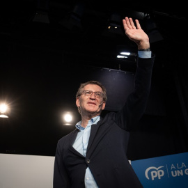 El presidente del PP, Alberto Núñez Feijóo, saluda en la inauguración de la ronda de convenciones sectoriales del PP en Barcelona.- David Zorrakino / Europa Press
