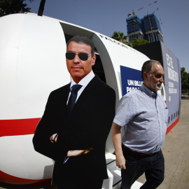 Un hombre sale de la maqueta del Falcon que el PP ha colocado en la Plaza de Colón de Madrid como parte de su campaña electoral, a 19 de julio de 2023