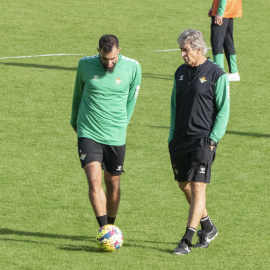 El entrenador del Real Betis Manuel Pellegrini conversa con el delantero Borja Iglesias. EFE/David Arjona