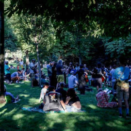 Ambiente en el césped del parque del Retiro, a 4 de septiembre de 2022, en Madrid.- EP