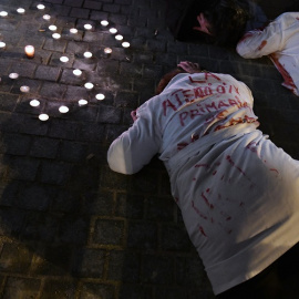 Los médicos de Madrid protestan frente al centro de salud de Lavapiés con el lema "La Atención Primaria se desangra" pintado en sus batas.-  Fernando Sánchez / Europa Press