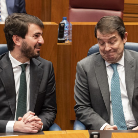 El ultraderechista Juan García-Gallardo (Vox), junto al líder de la Junta de Castilla y León, Alfonso Fernández Mañueco (PP), durante una sesión en las Cortes autonómicas.- Claudia Alba / Europa Press
