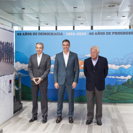 El actual presidente del Gobierno, Pedro Sánchez, junto a los dos expresidentes socialistas, José Luis Rodríguez Zapatero y Felipe González, en la sede de Ferraz el pasado lunes.