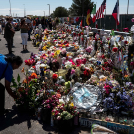 Ofrenda floral en memoria de las víctimas del tiroteo masivo que ocurrió en una tienda en El Paso, a 18 de agosto de 2019