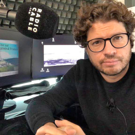 El periodista Fernando Berlín en el estudio de Radiocable, desde donde emite 'La Cafetera'.