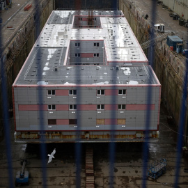 El barco Bibby Stockholm, en el que Reino Unido alojará a 500 solicitantes de asilo.