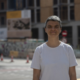 La regidora Lucía Martín davant la promoció d'habitatge públic en construcció a la plaça de les Glòries.