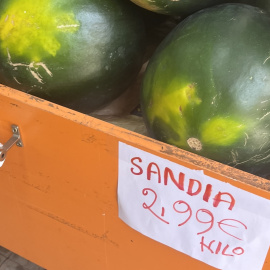 Un puesto con sandías en Madrid, a 19 de julio de 2023.