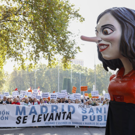 MADRID, 13/11/2022.- Manifestación ciudadana que recorre este domingo el centro de Madrid bajo el lema "Madrid se levanta por la sanidad pública", convocada por asociaciones vecinales y municipios, a la que están llamados los profesionales de las urgen