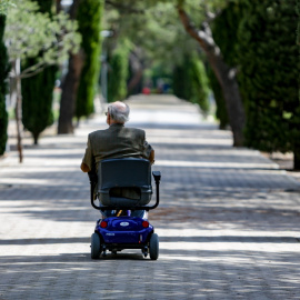 19/07/2023 Un anciano en silla de ruedas eléctrica en un parque