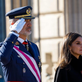 El rey Felipe VI, acompañado por la reina Letizia, preside la celebración de la Pascua Militar en Madrid a 6 de enero de 2023.- Chema Moya / EFE 