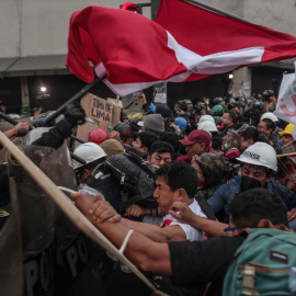 19/07/2023 - La policía se enfrenta con manifestantes durante protestas en las que reclaman la renuncia de la presidenta Dina Boluarte y el cierre del Congreso hoy, en Lima (Perú). La Policía Nacional del Perú (PNP) retiró a los cientos de manifestan