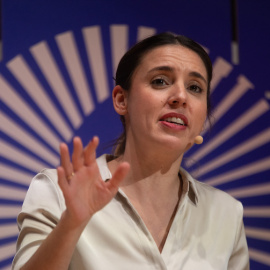 Irene Montero responde a una joven durante la inauguración de un Encuentro Internacional Feminista en la Universidad Complutense de Madrid, a 24 de febrero de 2023.