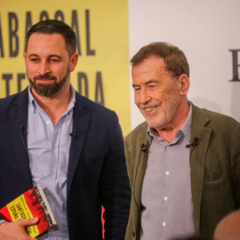 Fernando Sánchez Dragó junto al presidente de Vox, Santiago Abascal, en la presentación del libro 'España vertebrada'.- RICARDO RUBIO (EUROPA PRESS)