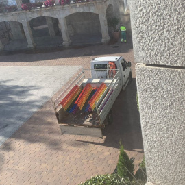 Operarios del ayuntamiento de Galapagar retiran los bancos arcoíris