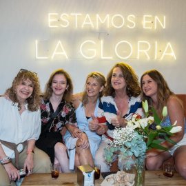 Yolanda Díaz, candidata de Sumar, en un bar de Madrid durante la jornada de reflexión.