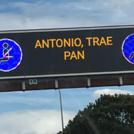 Una captura de pantalla muestra uno de los memes tras el tuit con nombres propios en los carteles informativos de la DGT