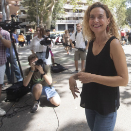 La cabeza de lista del PSC al Congreso por Barcelona, Meritxell Batet, atiende a los medios tras ejercer su derecho al voto.