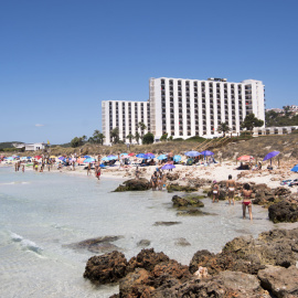 24/07/2023.- Varias personas disfrutan de la playa de frente al hotel Meliá Sol Son Bou en Alayor, Menorca este lunes.