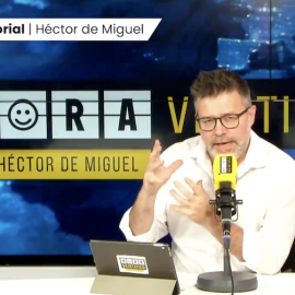El humorista Héctor de Miguel durante su editorial en 'Hora Veintipico', a 11 de mayo de 2023.