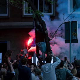 Un grupo de personas, en una manifestación convocada por Desokupa contra la ocupación de los inmuebles de la plaza Bonanova 'La Ruïna' y 'El Kubo', a 11 de mayo de 2023, en Barcelona.- Lorena Sopêna / Europa Press