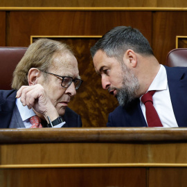 22/03/2023.- El profesor Ramón Tamames (i) conversa con el líder de Vox, Santiago Abascal, durante la segunda y última jornada del debate de la moción de censura que impulsa Vox, con Ramón Tamames de candidato, contra el Gobierno del socialista Pedro