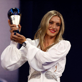 Alexia Putellas recibe el premio The Best en París, a 27 de febrero de 2023.